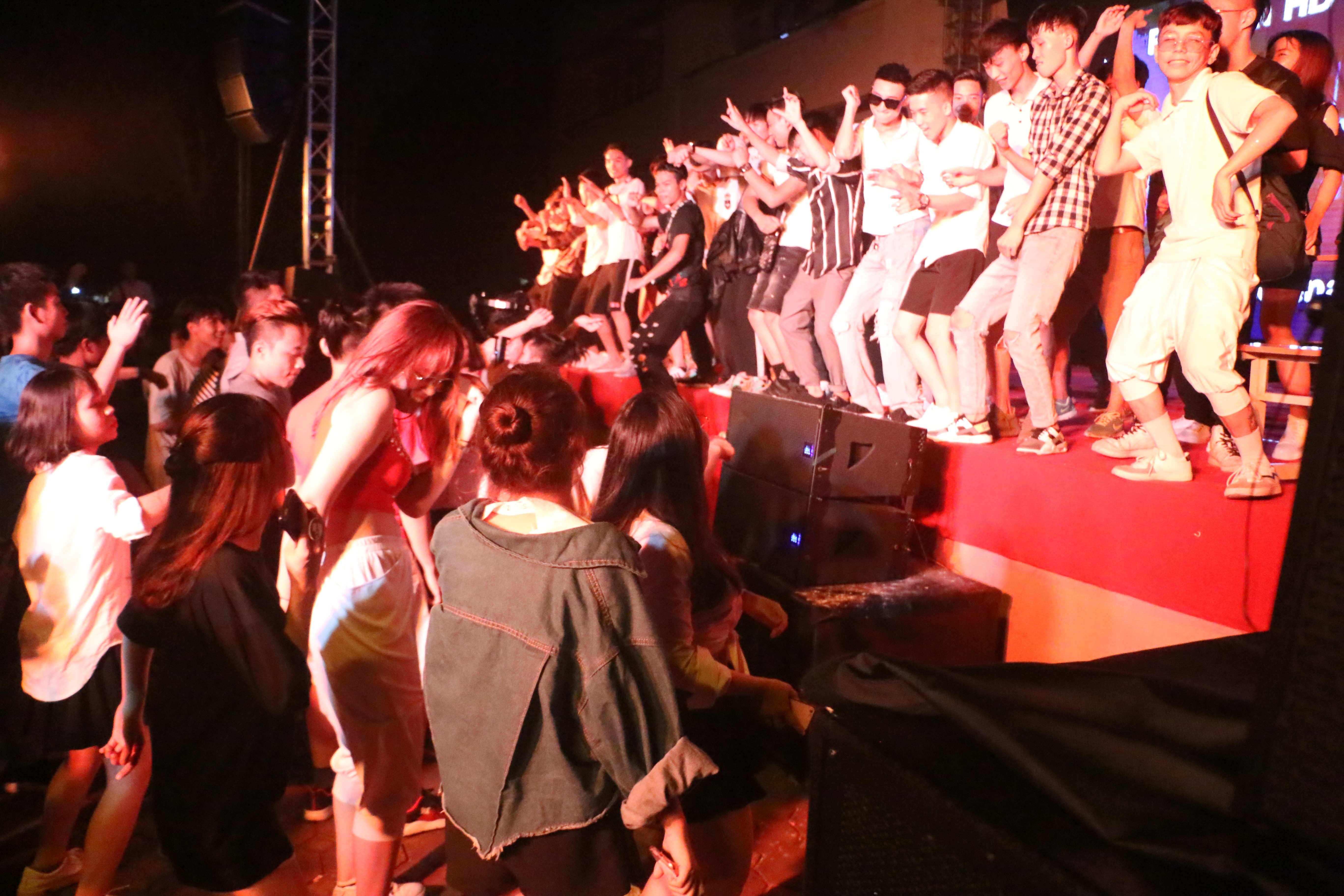 Chao tan sinh vien DH Dai Nam anh 3