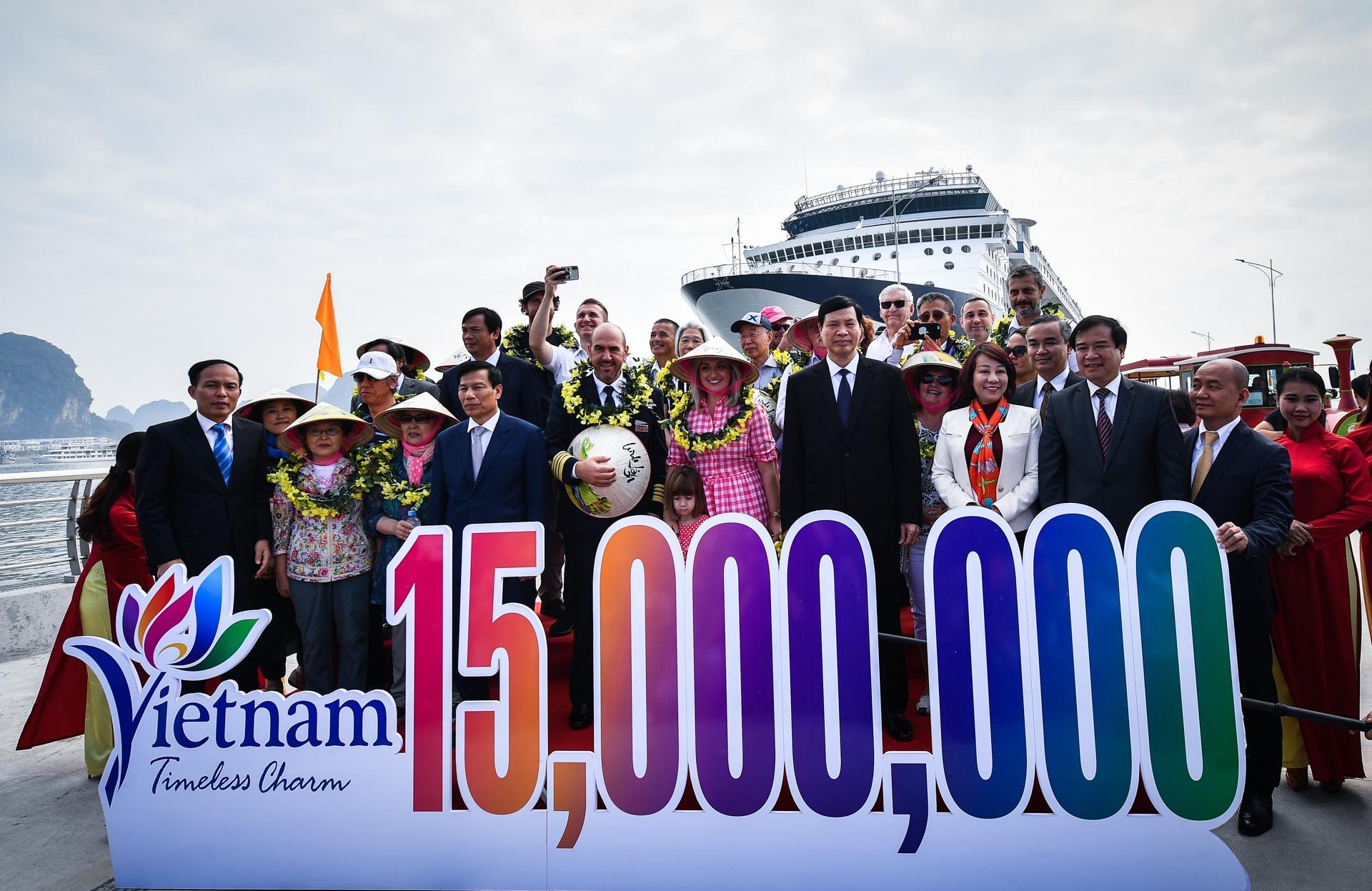 Video - Le don vi khach thu 15 trieu cua Viet Nam hinh anh