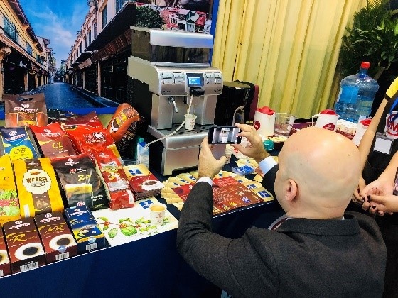 Me Trang ghi dau tai Trung tam bao chi Hoi nghi Thuong dinh My - Trieu hinh anh