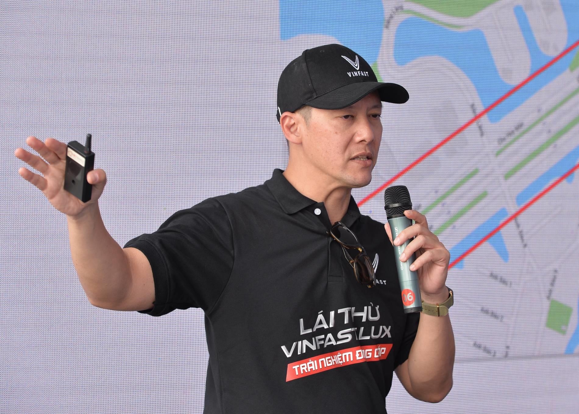 Video - HLV lai xe quoc te nhan xet bai thu xe VinFast Lux hinh anh