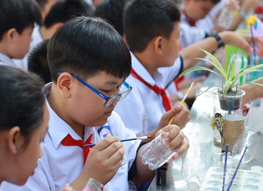 Hoc tai che rac thai nhua de bao ve moi truong hinh anh