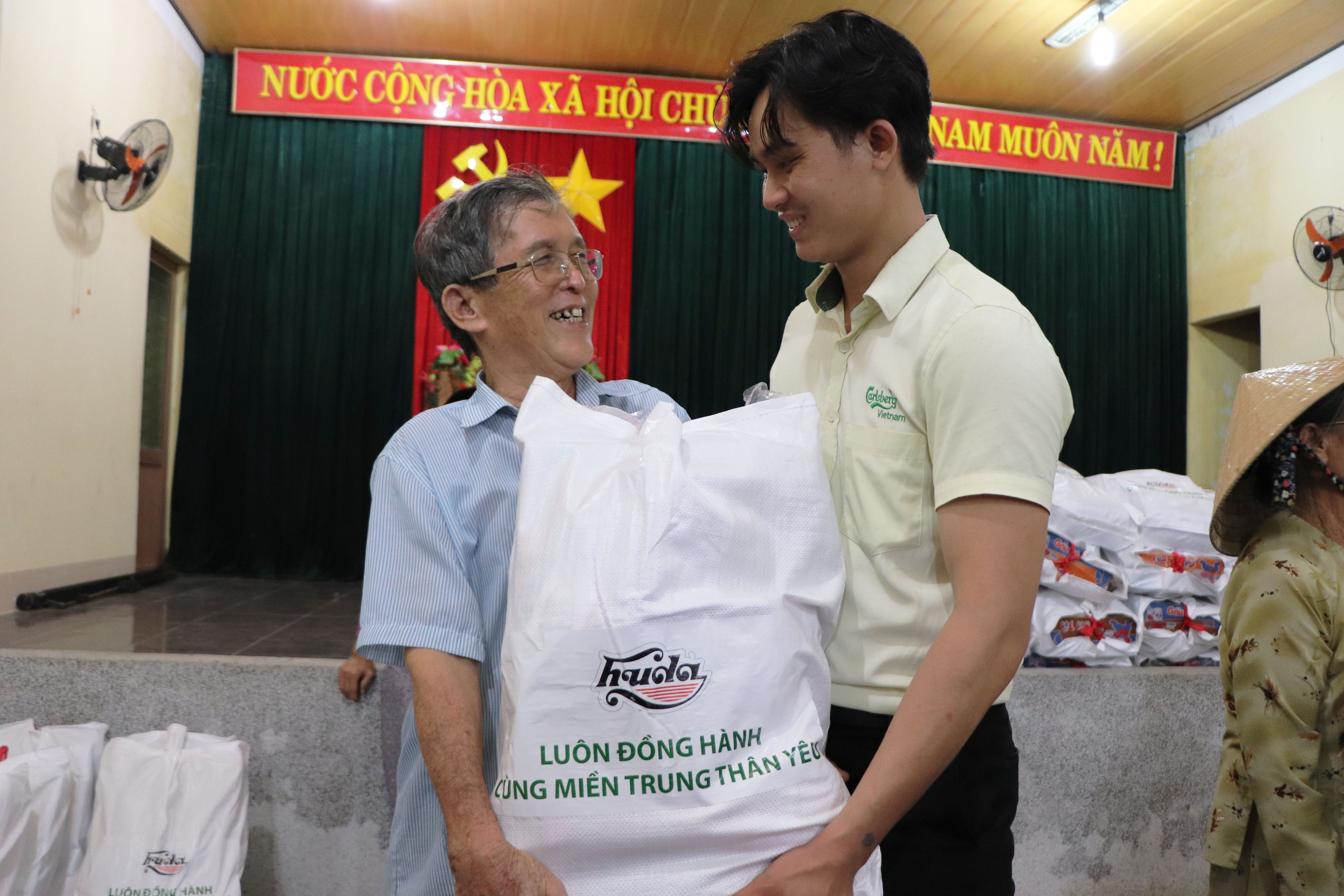 Luon dong hanh cung mien Trung yeu thuong anh 7