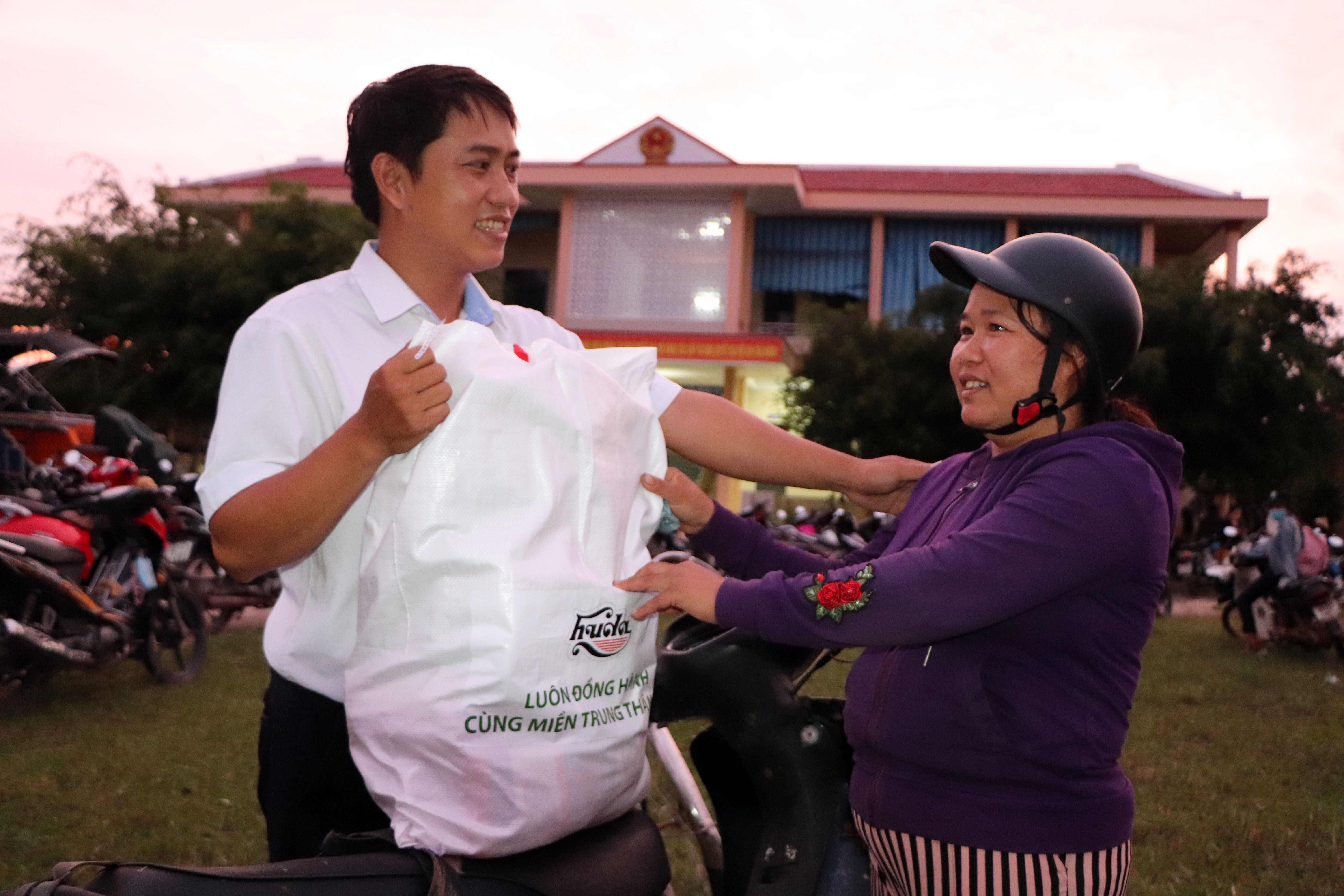 24 gio chay dua tiep suc cho nguoi dan Quang Nam hinh anh