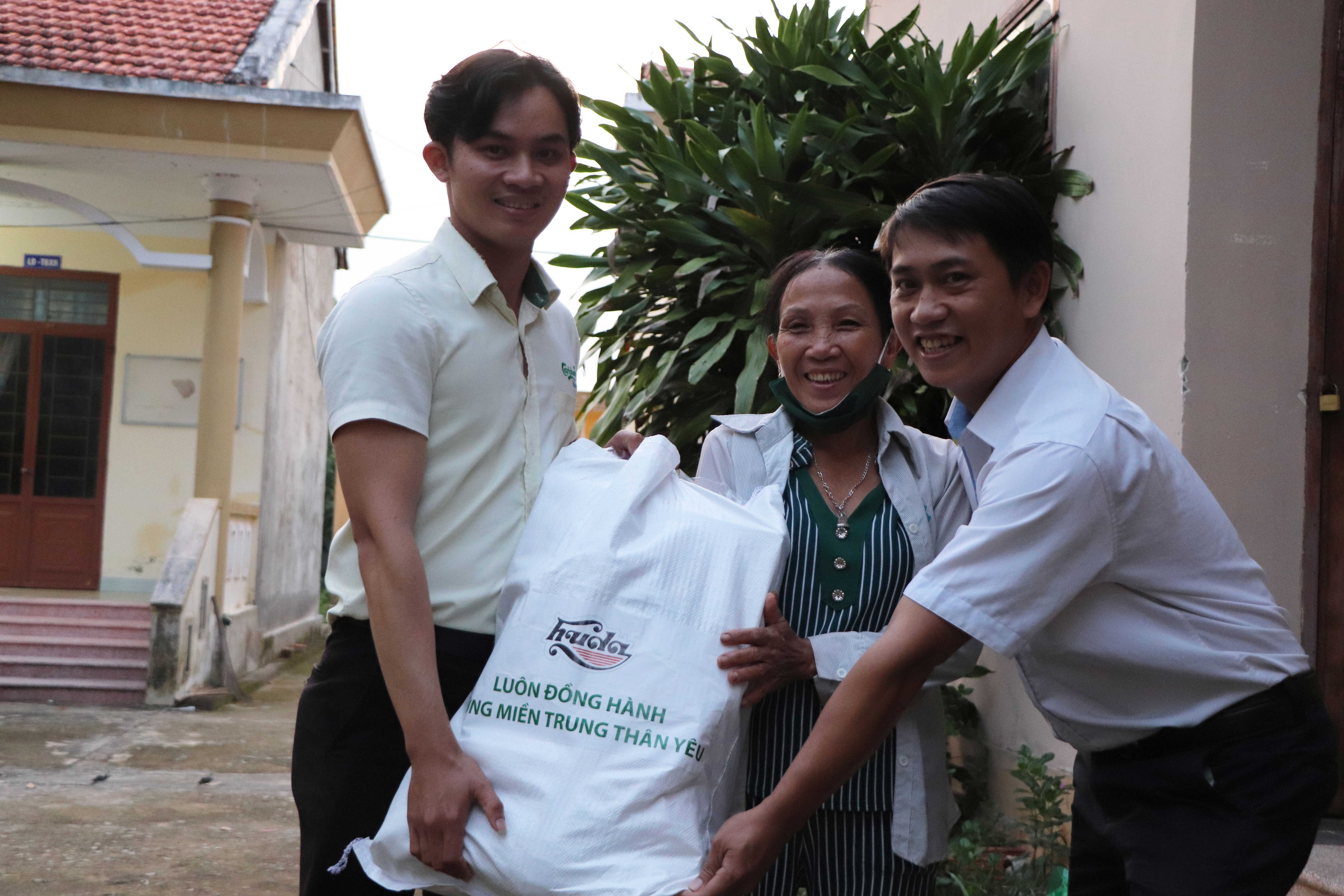 Luôn đồng hành cùng miền Trung yêu thương ảnh 9 Luon dong hanh cung mien Trung yeu thuong anh 9