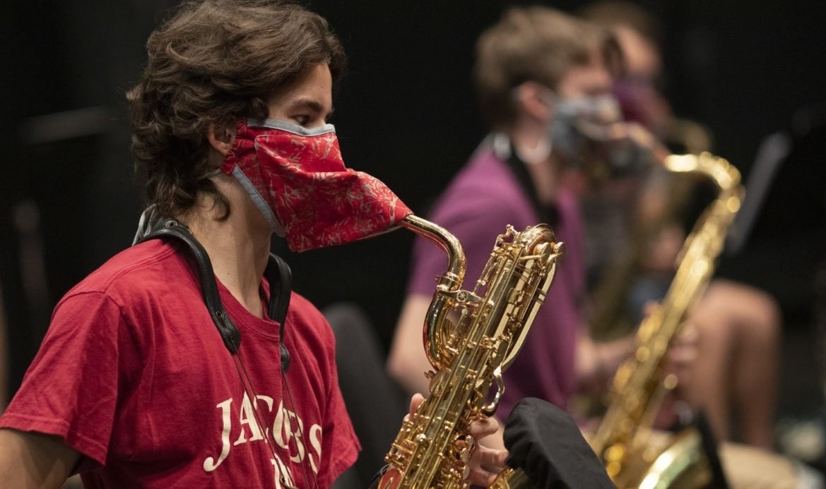 Nghe si phai ban nha, xe trong 'song than' Covid-19 hinh anh