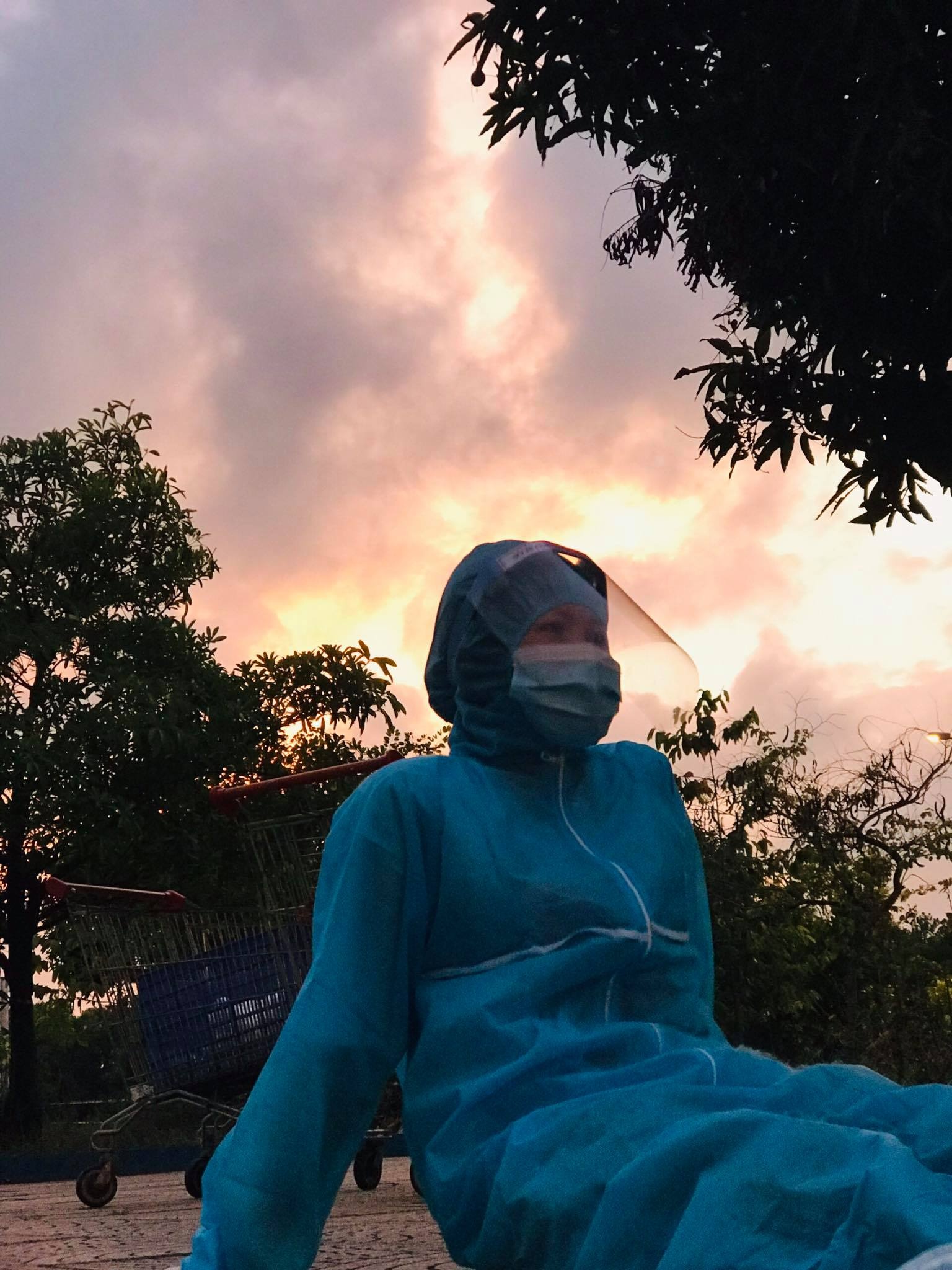 tình nguyện viên cõng cụ bà 83 tuổi ảnh 1 tinh nguyen vien cong cu ba 83 tuoi anh 1
