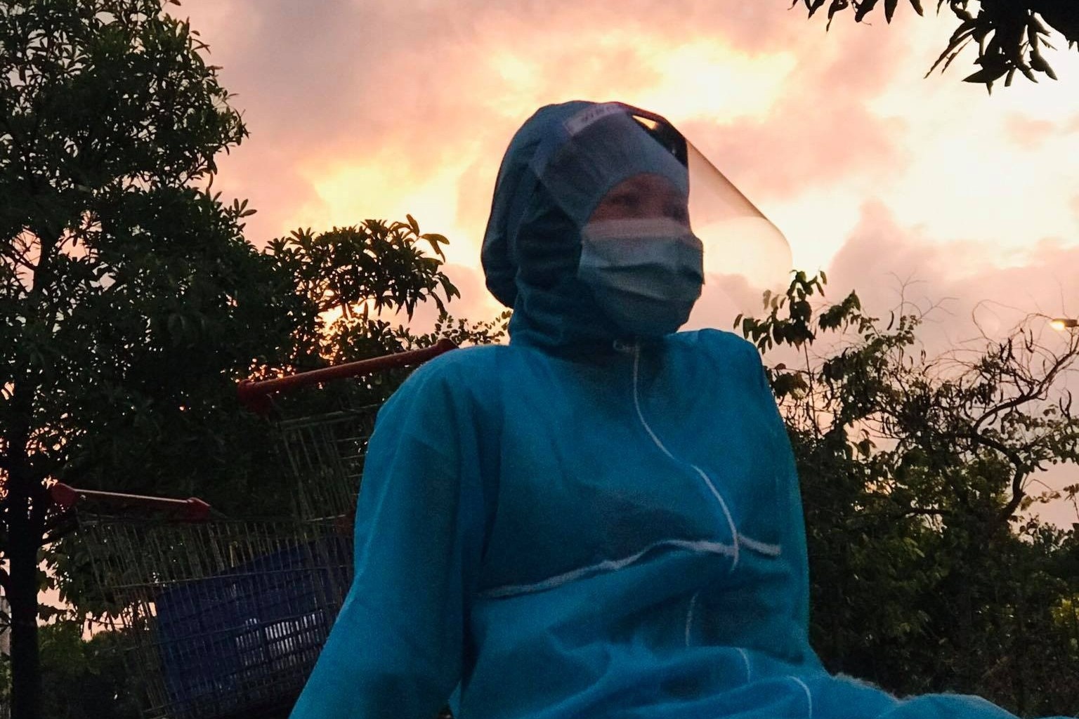 Nu tinh nguyen vien 19 tuoi cong cu ba F1 trong khu cach ly hinh anh