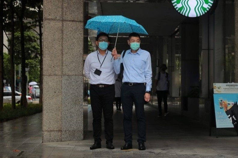 Khi 2 nguoi cung duoc coi la dam dong o Singapore hinh anh