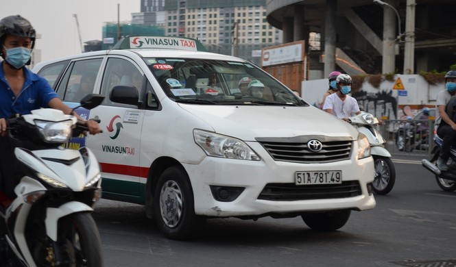 Tai xe taxi bat khoc, ngoi 18 tieng tren xe vi cho hanh khach bi sot hinh anh