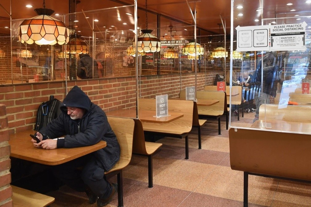 Nha hang My uu tien phuc vu nguoi da tiem vaccine hinh anh