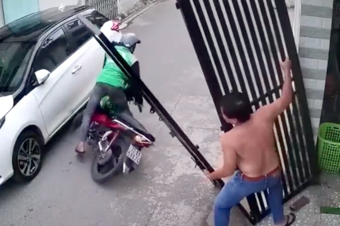 Tai xe xe cong nghe o TP.HCM co hanh dong dep khi suyt bi cong sat de hinh anh