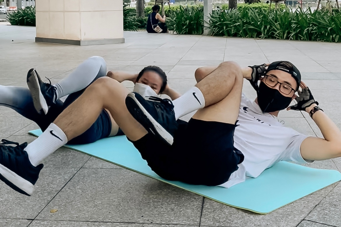 Gioi tre o TP.HCM tap luyen online khi phong gym dong cua hinh anh