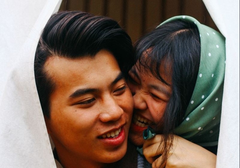 Nguoi Singapore thay doi thoi quen yeu do gian cach xa hoi hinh anh