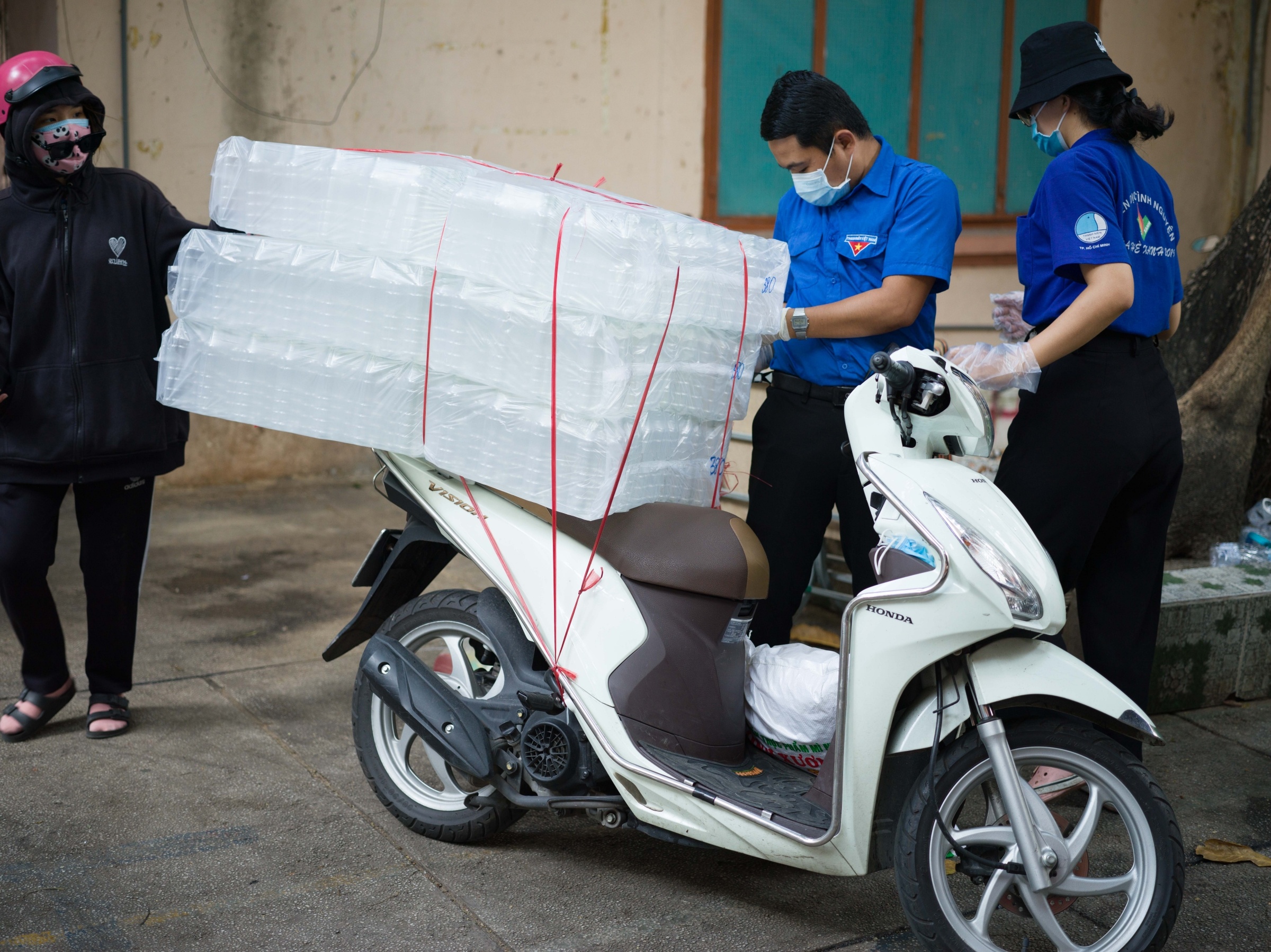 nhóm TNV tặng suất cơm miễn phí ảnh 3 nhom TNV tang suat com mien phi anh 3