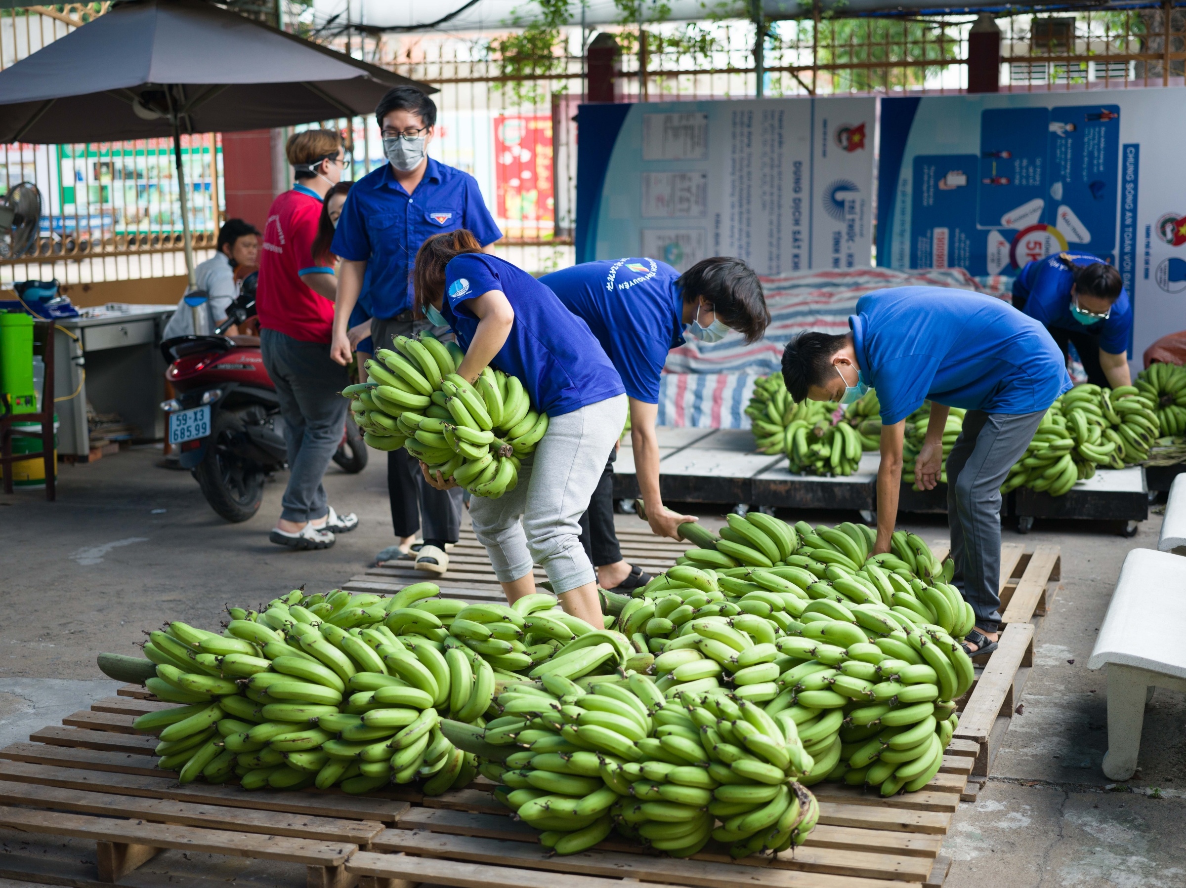 nhóm TNV tặng suất cơm miễn phí ảnh 7 nhom TNV tang suat com mien phi anh 7