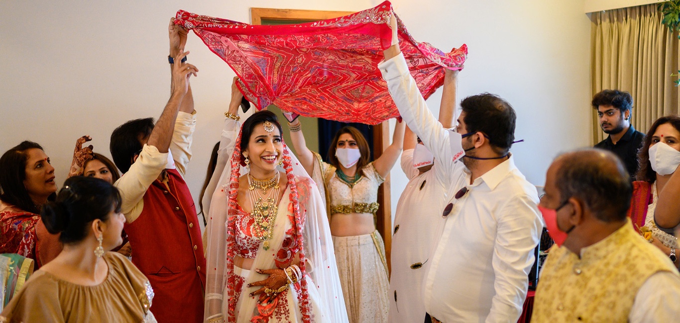 dam cuoi it nguoi do Covid-19 anh 1