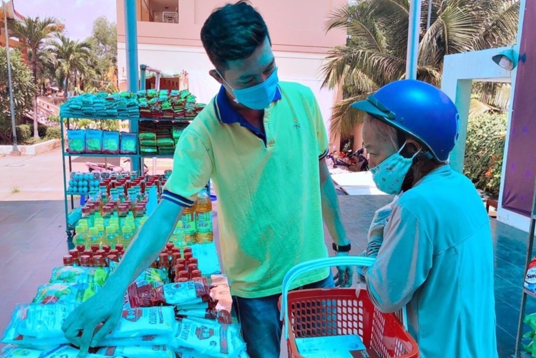 Nguoi phu nu ngheo bat khoc khi den sieu thi 0 dong o TP.HCM hinh anh