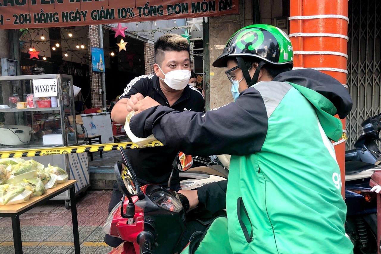 Nhom Viet kieu tai My tang suat an cho nguoi kho khan o TP.HCM hinh anh