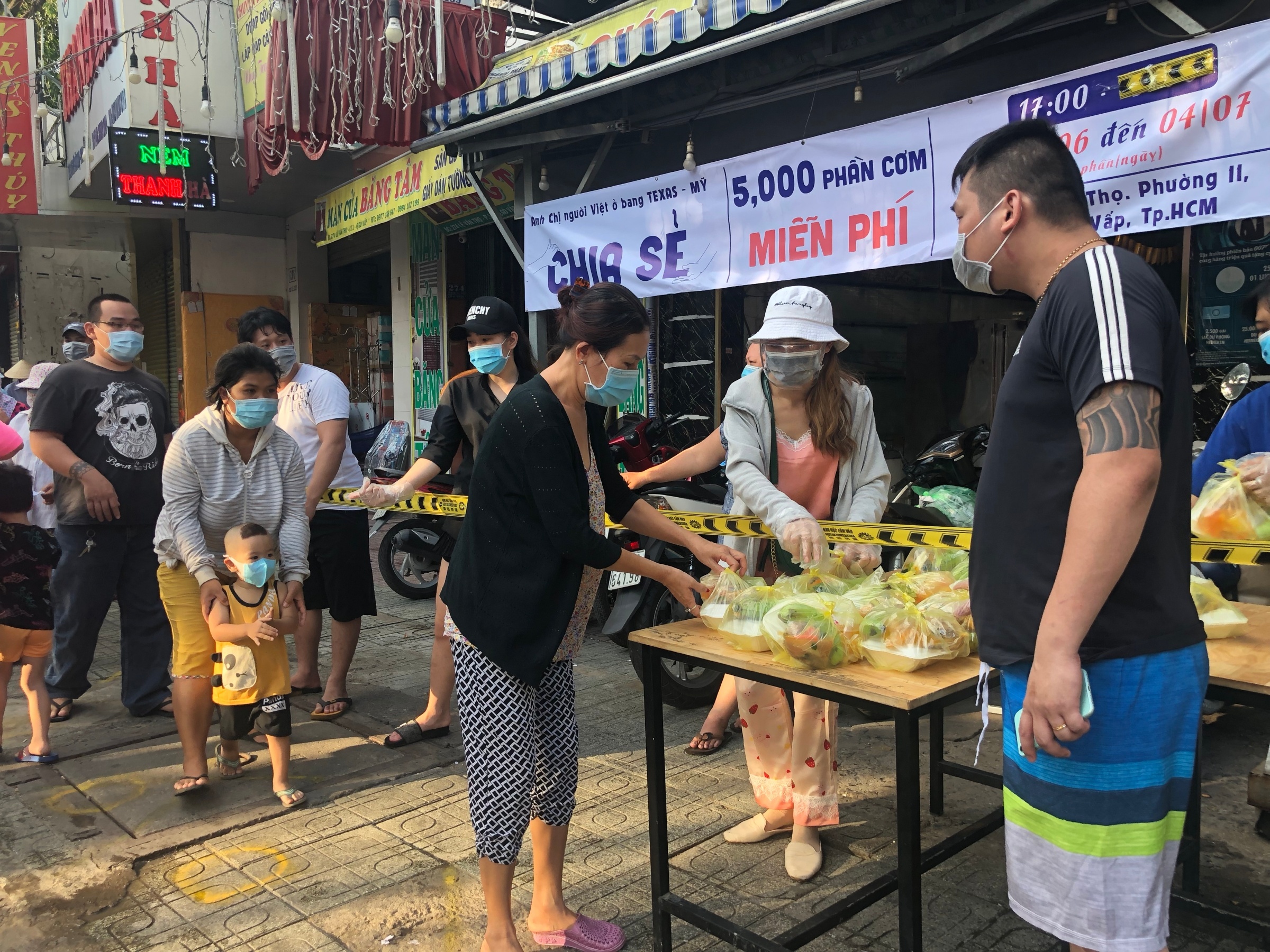Việt kiều tặng cơm miễn phí ở TP.HCM ảnh 11 Viet kieu tang com mien phi o TP.HCM anh 11