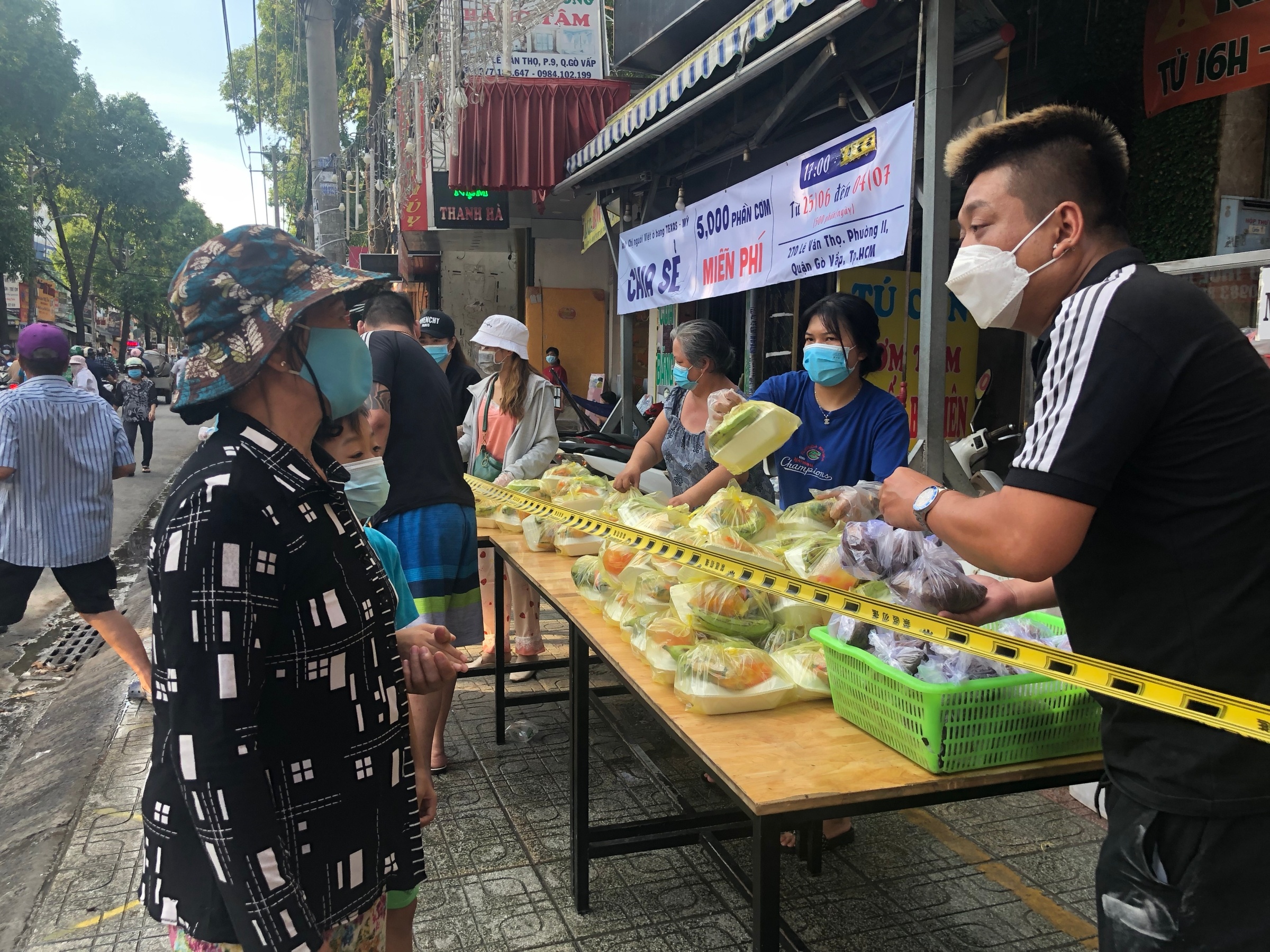 Việt kiều tặng cơm miễn phí ở TP.HCM ảnh 12 Viet kieu tang com mien phi o TP.HCM anh 12