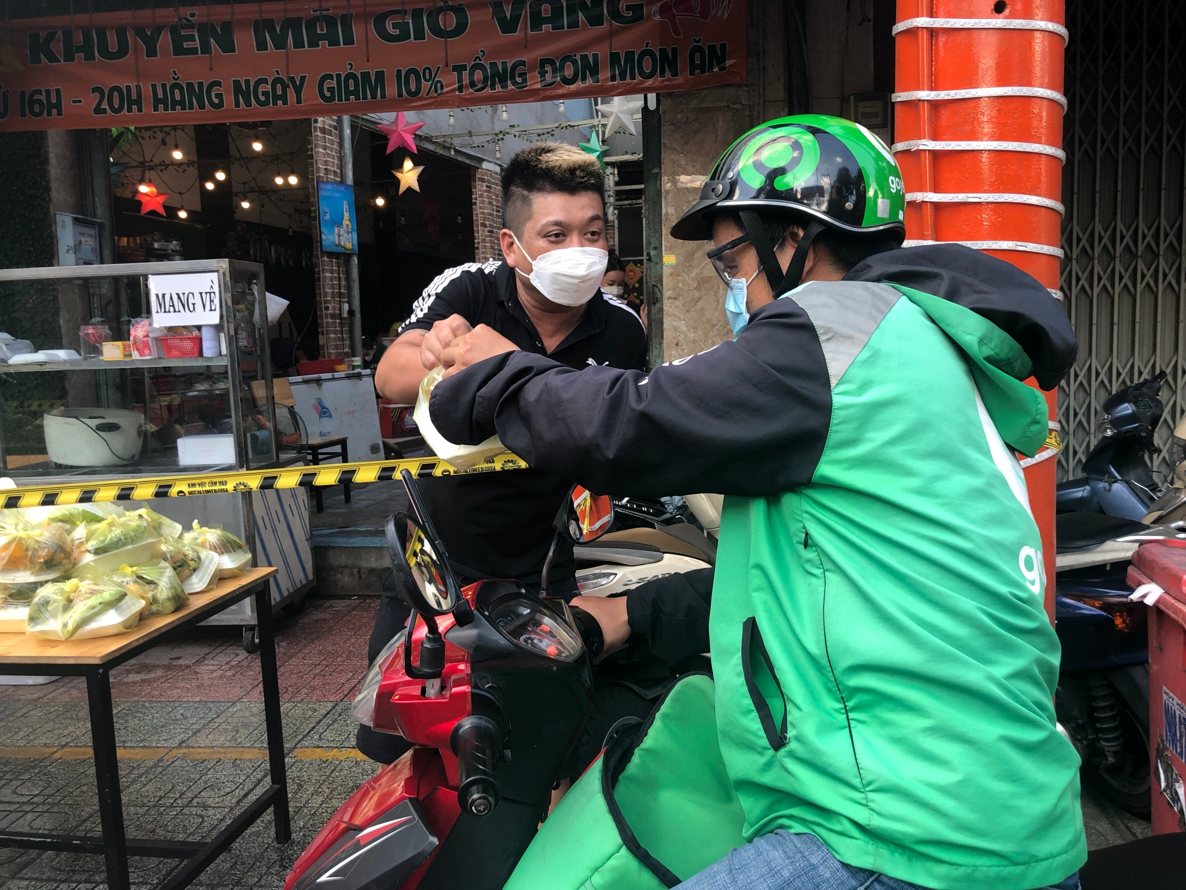 Việt kiều tặng cơm miễn phí ở TP.HCM ảnh 7 Viet kieu tang com mien phi o TP.HCM anh 7