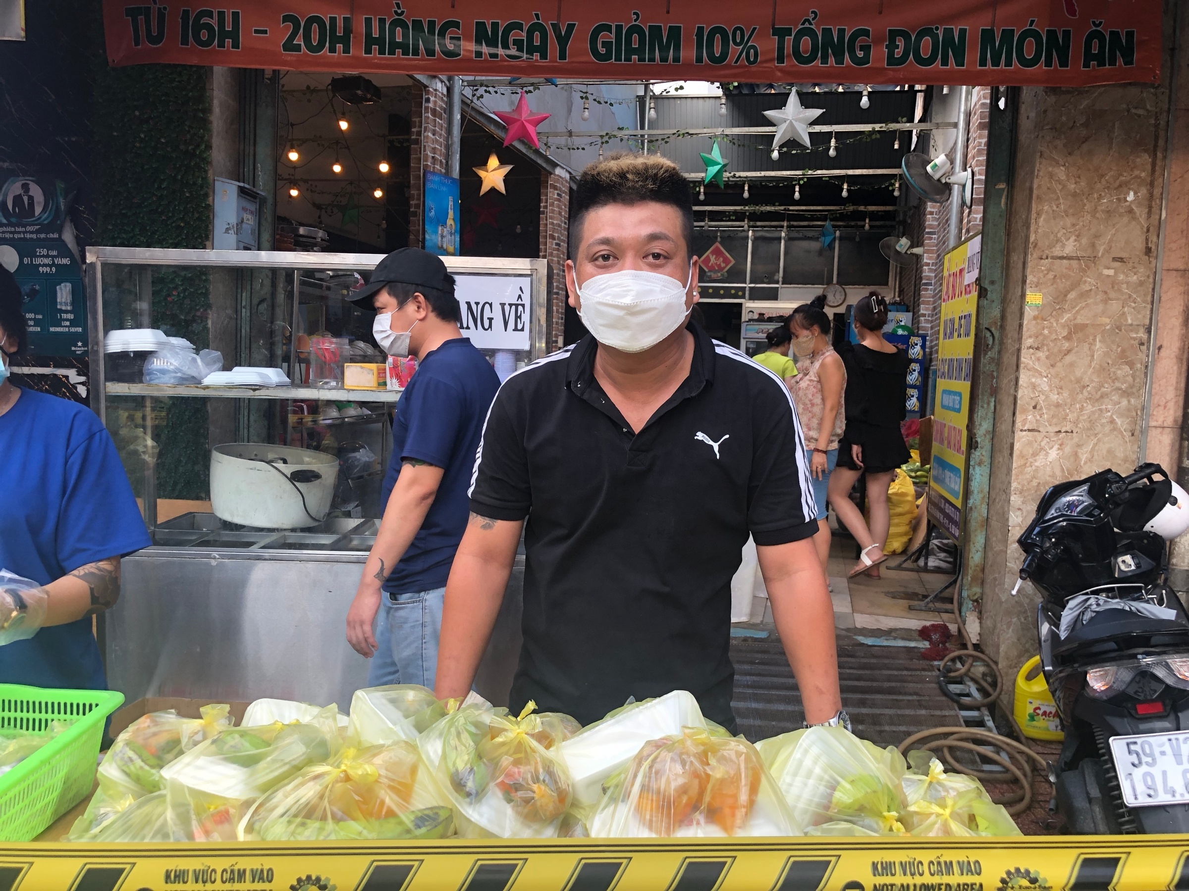 Việt kiều tặng cơm miễn phí ở TP.HCM ảnh 10 Viet kieu tang com mien phi o TP.HCM anh 10