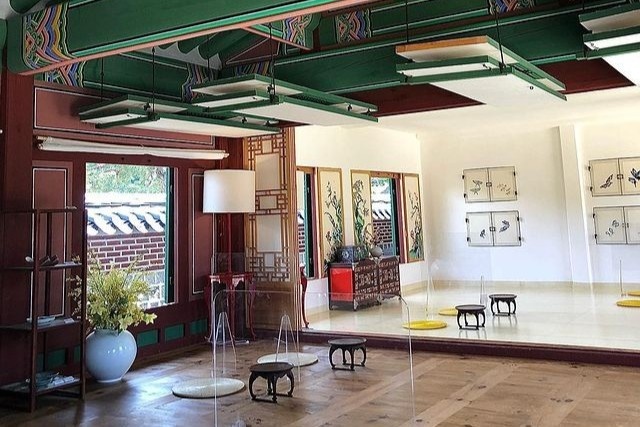 Quan ca phe noi tieng o Han Quoc binh luan khiem nha ve khach hang hinh anh