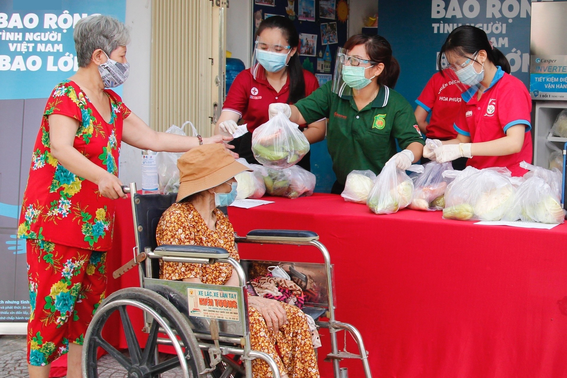 Bua com co them thit, ca cua nguoi dan ngheo TP.HCM trong mua dich hinh anh