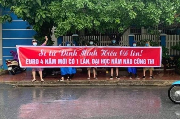Di thi lai dai hoc, thi sinh duoc ban mang bang ron co vu hinh anh
