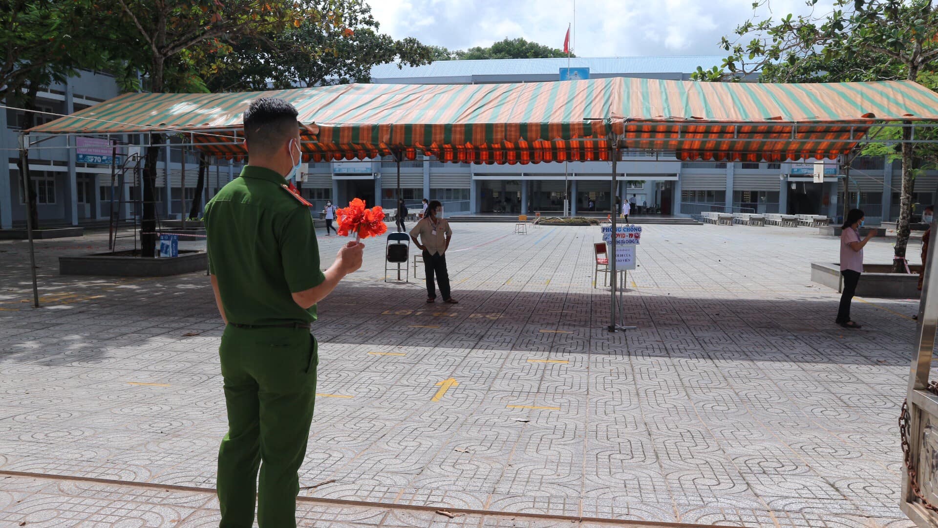 chiến sĩ công an tặng hoa cho thí sinh ảnh 2 chien si cong an tang hoa cho thi sinh anh 2