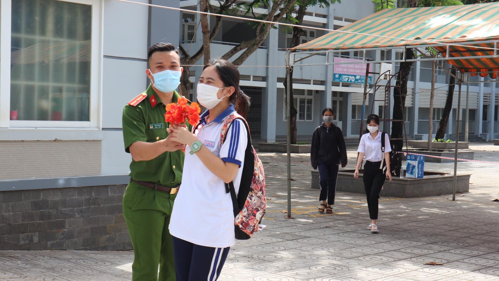 chiến sĩ công an tặng hoa cho thí sinh ảnh 3 chien si cong an tang hoa cho thi sinh anh 3