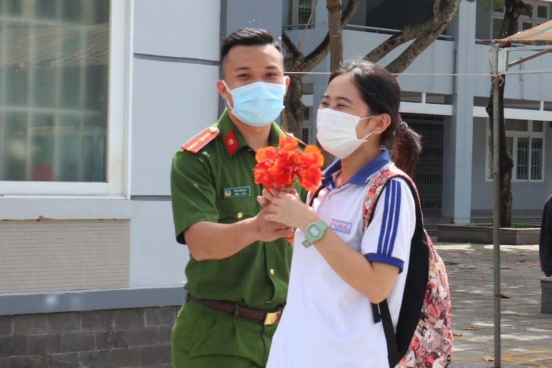 Chien si cong an ket hoa phuong tang nu sinh thi THPT quoc gia hinh anh