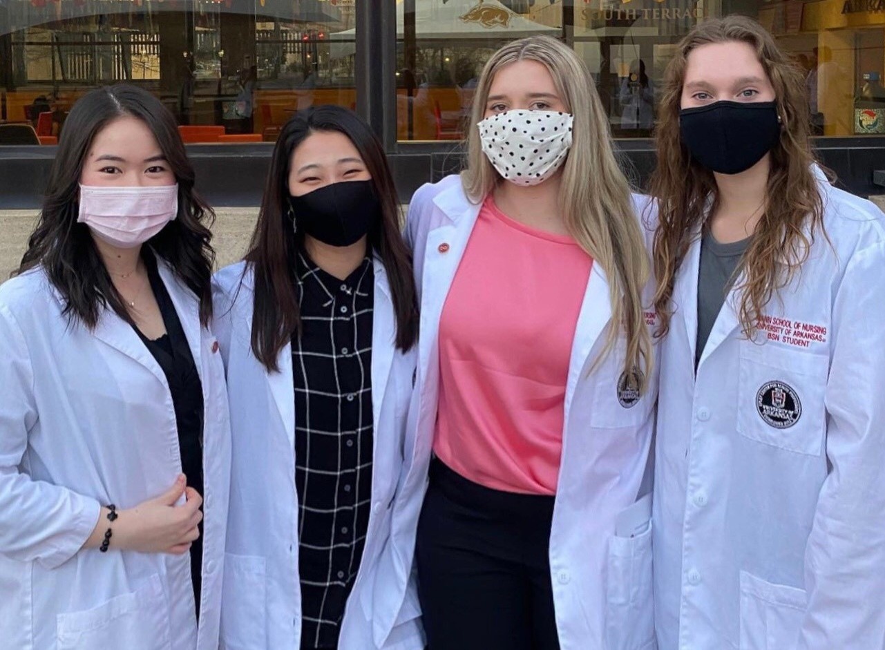 Co gai Viet tiem vaccine Covid-19 cho nguoi dan My anh 2