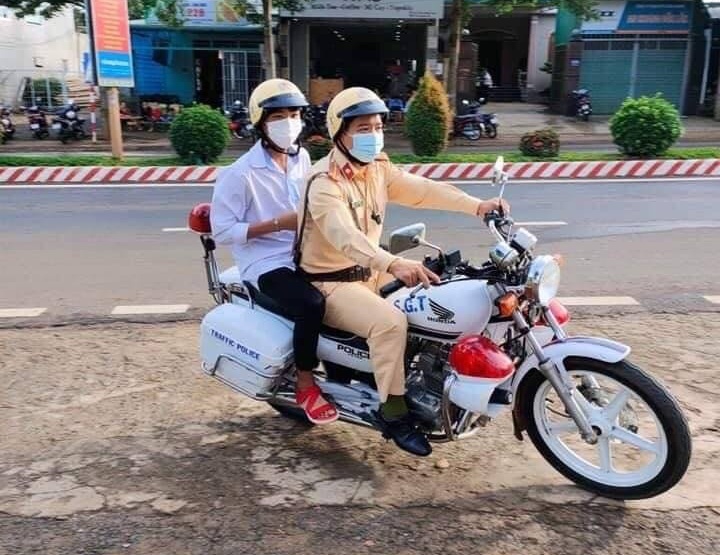 chiến sĩ CSGT chở thí sinh đi mua Atlat địa lý ảnh 1 chien si CSGT cho thi sinh di mua Atlat dia ly anh 1