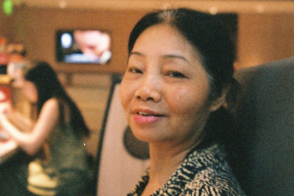 Nhung phu huynh tran tro cung con vuot vu mon giua dich hinh anh