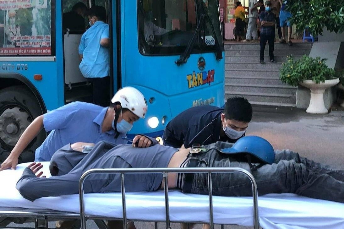Tai xe va phu xe buyt dua nguoi gap nan di cap cuu hinh anh
