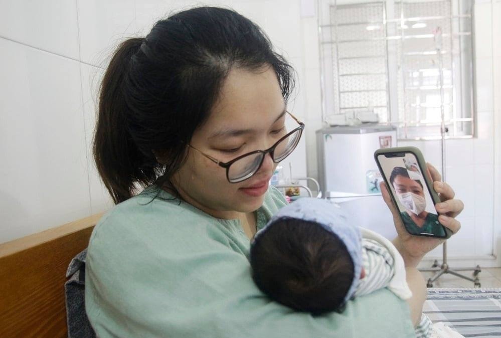 La thu gui con moi ra doi cua bac si tuyen dau chong dich hinh anh