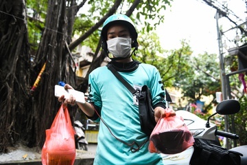 15 ngay gian cach, nhieu nguoi o TP.HCM loay hoay vi khong biet nau an hinh anh