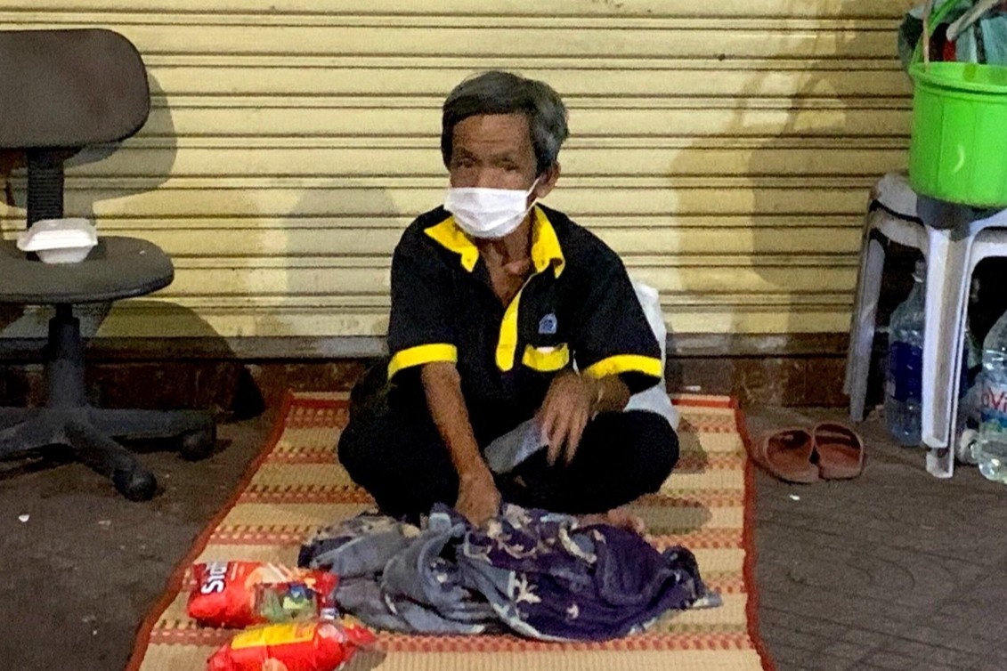 Nguoi vo gia cu o TP.HCM nhoc nhan cho bua an khi gian cach xa hoi hinh anh