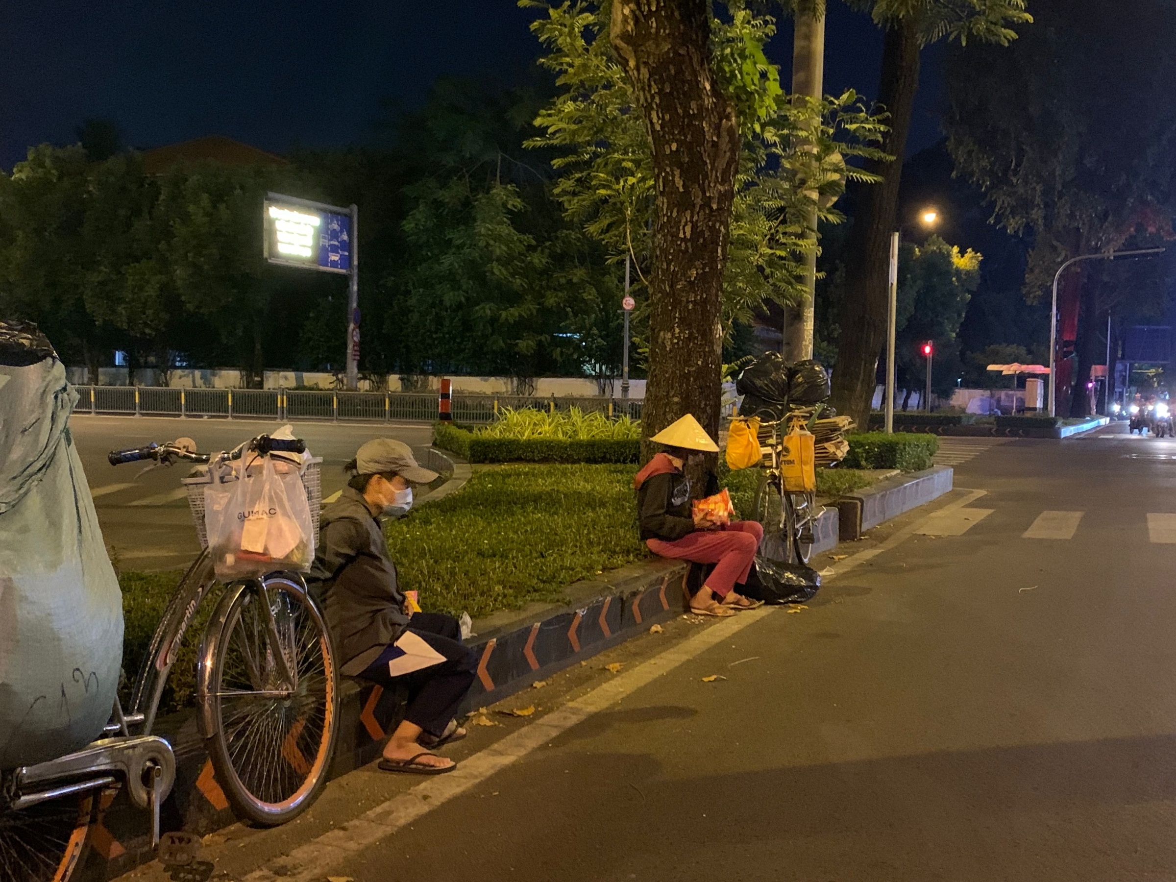 người vô gia cư giữa Chỉ thị 16 ảnh 1 nguoi vo gia cu giua Chi thi 16 anh 1