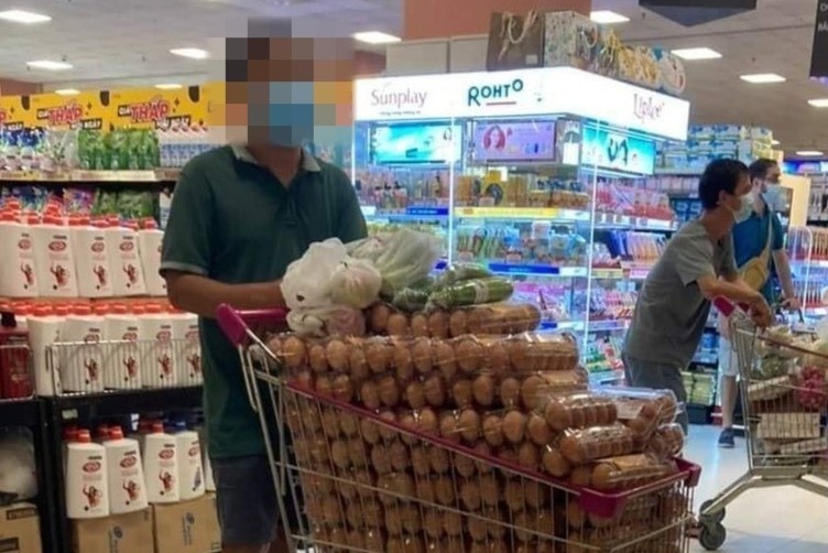 Sieu thi bac thong tin nguoi dan ong mua mot xe trung hinh anh