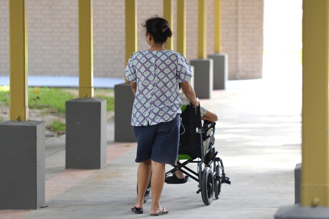 Con chau di tan, giup viec o lai voi me gia mac Covid-19 tai Indonesia hinh anh