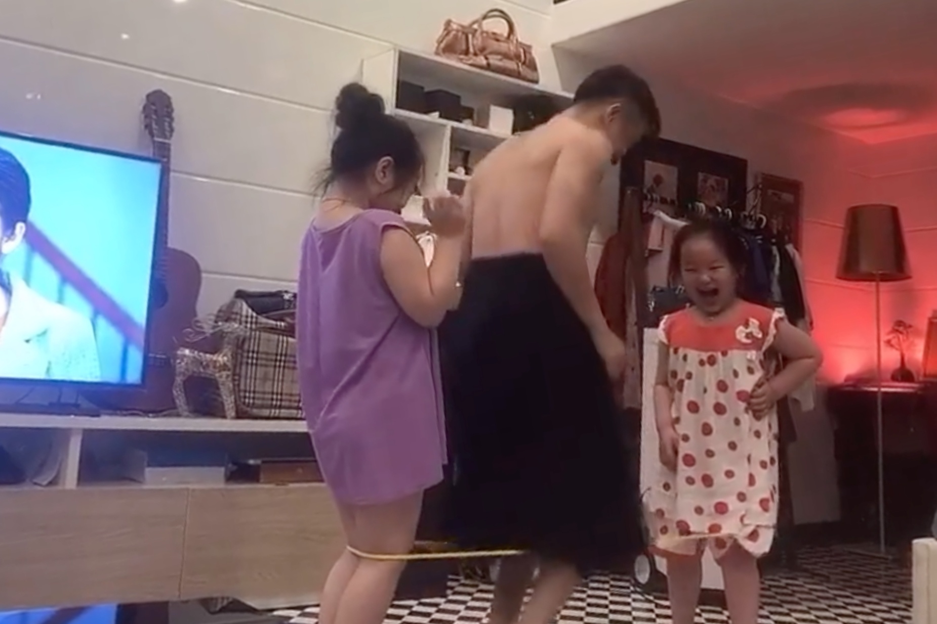 Ong bo mac vay cua vo, choi nhay day cung con hinh anh