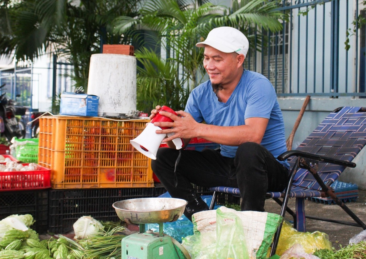 anh Minh râu tặng rau cho người nghèo ảnh 1 anh Minh rau tang rau cho nguoi ngheo anh 1