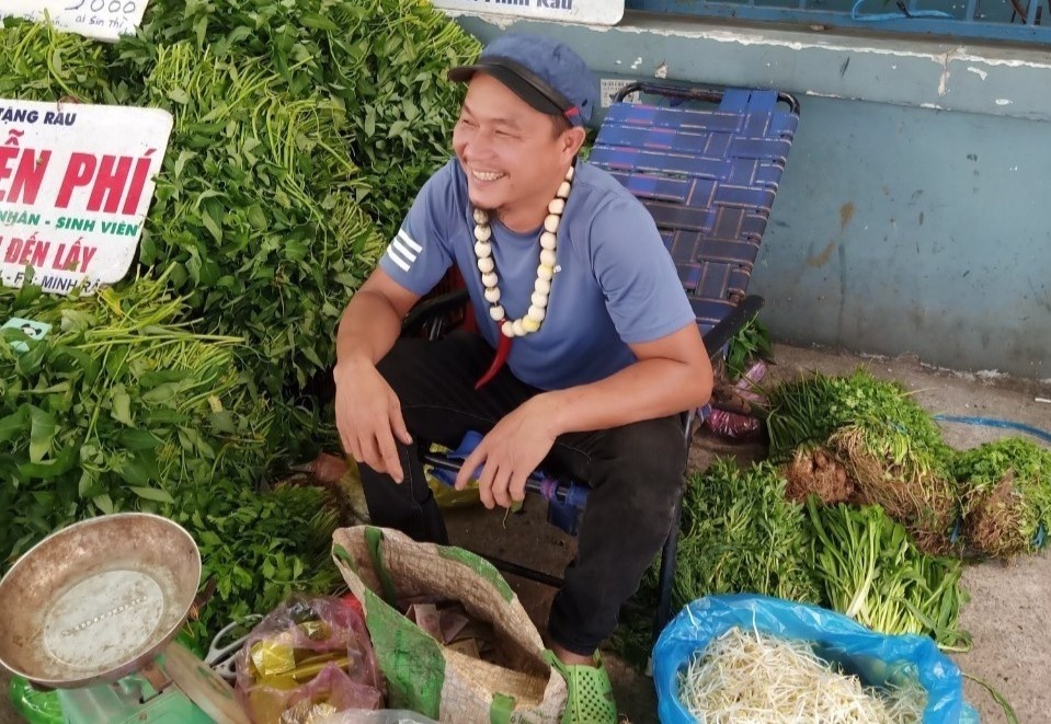 Anh Minh ban rau: 'Buon ban ca nam roi, khong ai lam giau trong dich' hinh anh