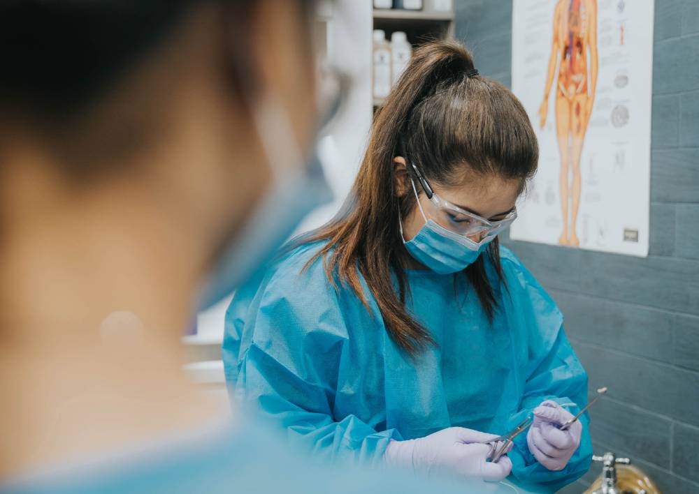 4 cô gái làm việc trang điểm thi thể ảnh 3 4 co gai lam viec trang diem thi the anh 3