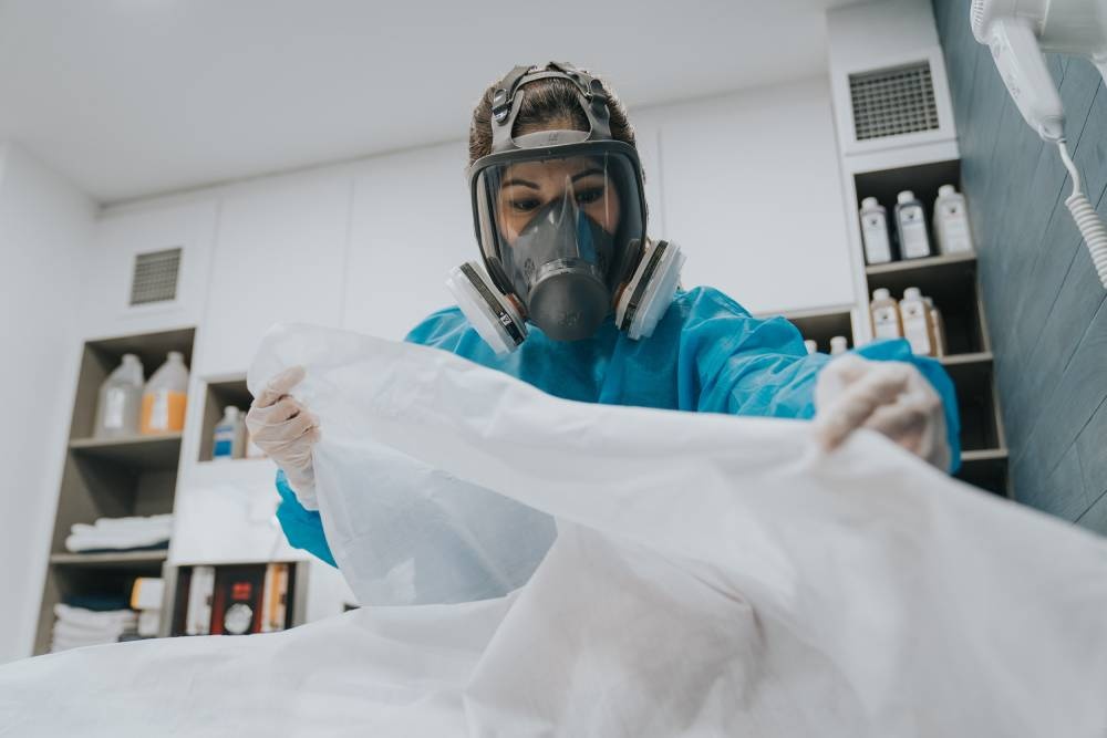 4 cô gái làm việc trang điểm thi thể ảnh 2 4 co gai lam viec trang diem thi the anh 2