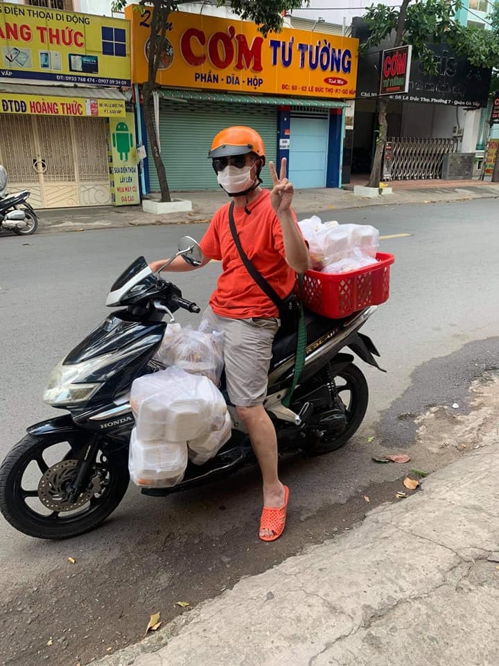 tặng cơm cho người khuyết tật ảnh 6 tang com cho nguoi khuyet tat anh 6