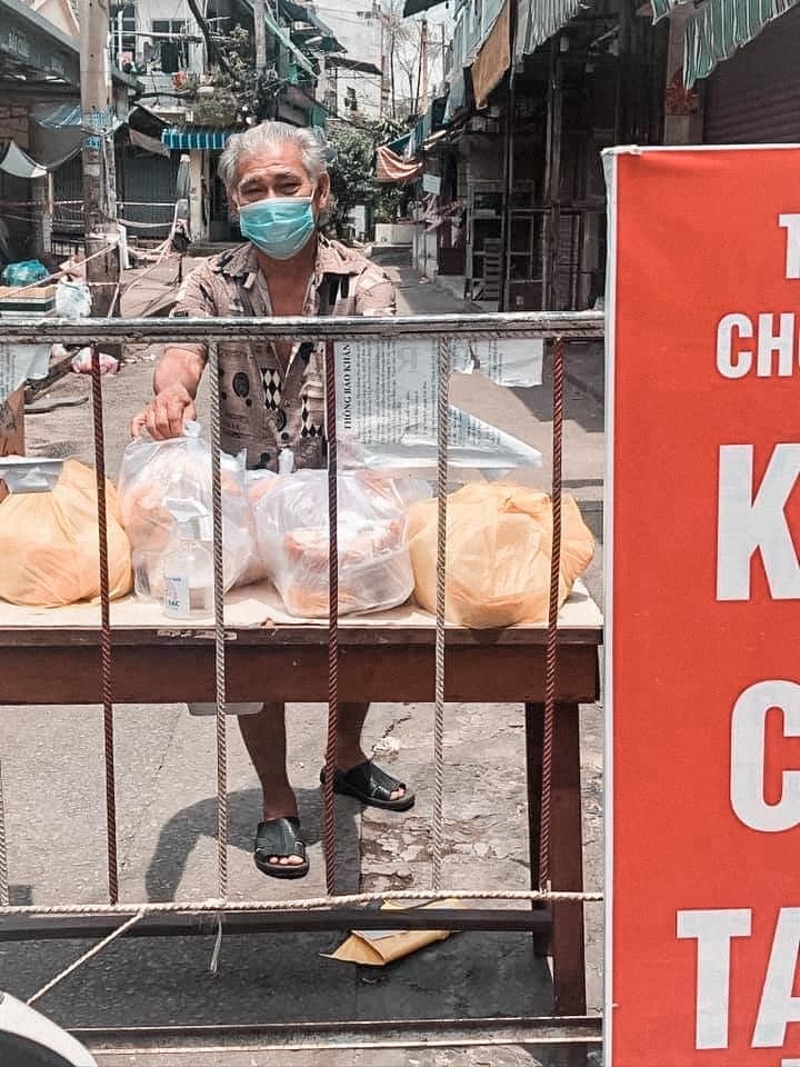tặng cơm cho người khuyết tật ảnh 4 tang com cho nguoi khuyet tat anh 4