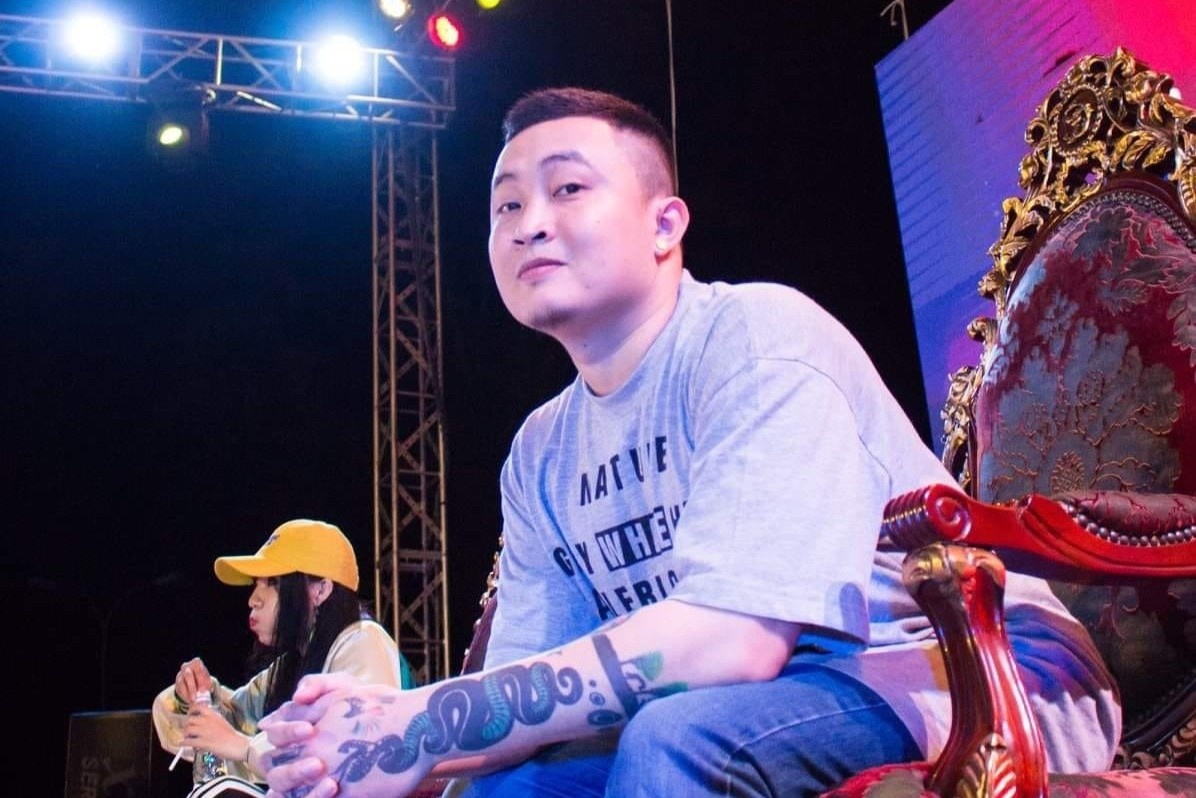 Me khiem thi, con trai nau com tang nguoi khuyet tat de tra on hinh anh